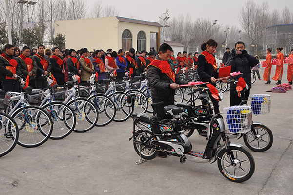 公司為勞動模范頒發(fā)電動車